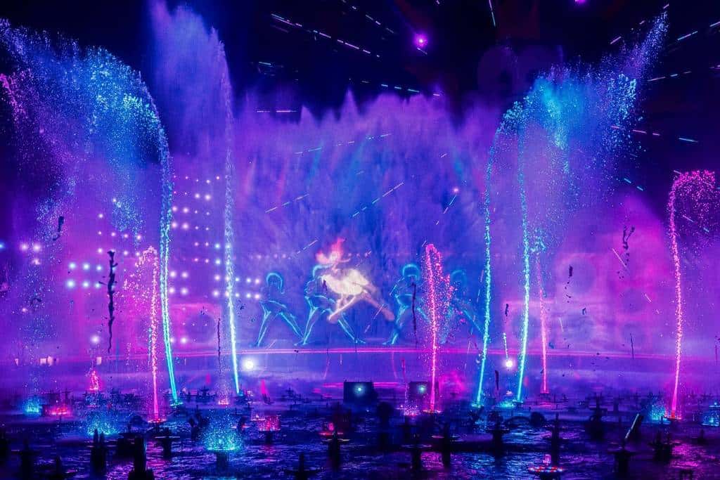 Disneylândia celebra 70 anos com festa animada e personagens icônicos